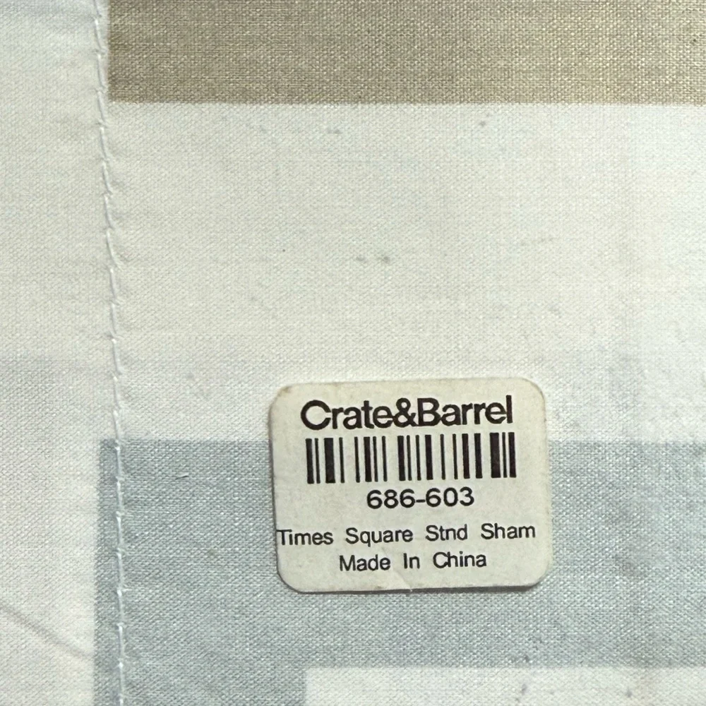 Crate & Barrel Times Square twin set 1 duvet cover,2 standard shams &1 bedskirt